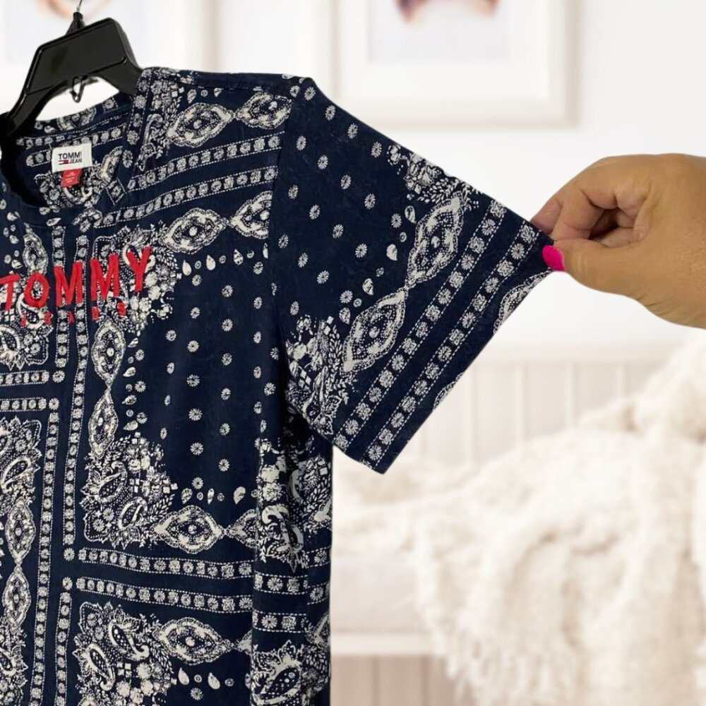 2 for $20 Tommy Jeans Bandana Print Logo Tee Navy Blue Graphic T-Shirt Size XS - Picture 5 of 12